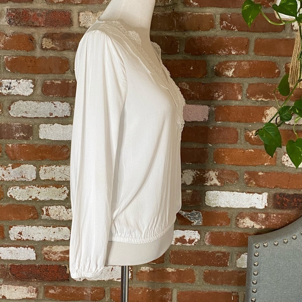 Express white lace V-neck long sleeve pull over top Size XS New with tags - Picture 3 of 8